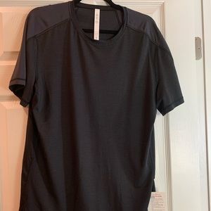 Lululemon men’s large shirt